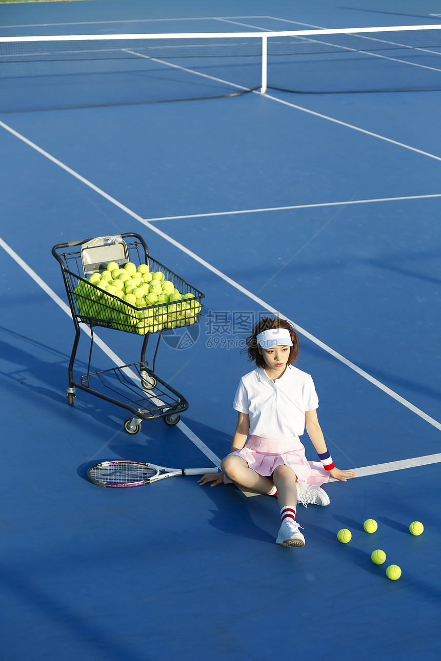 专业一个男人运动网球场的女人图片
