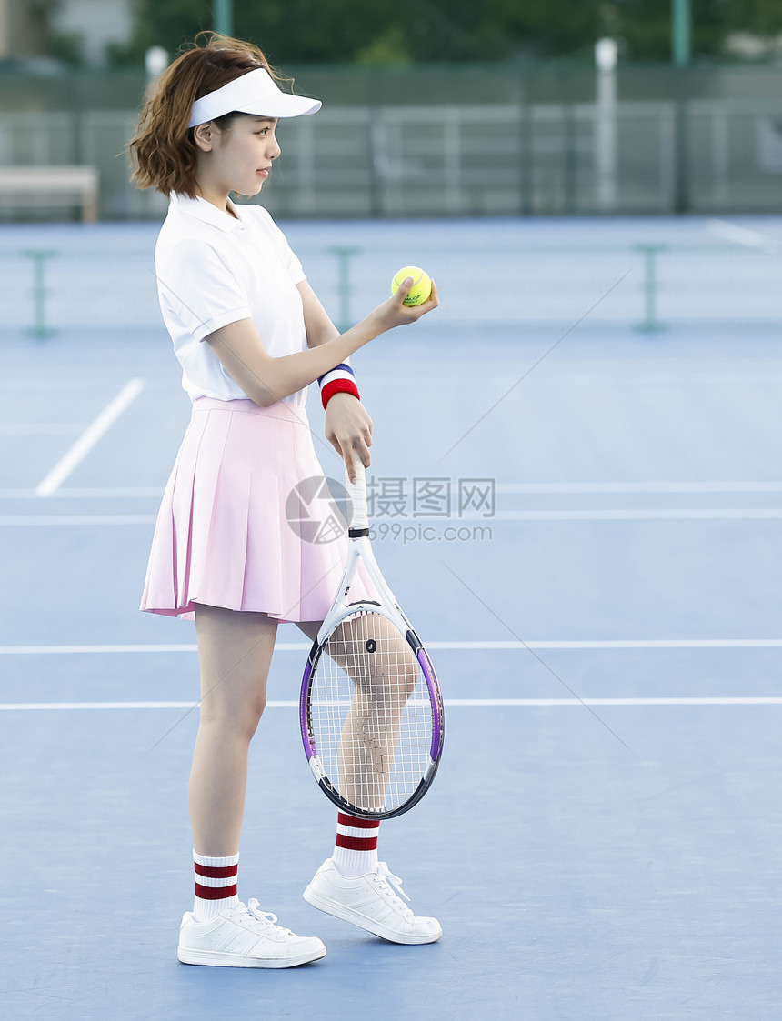 乐在其中运动装通体网球场的女人图片