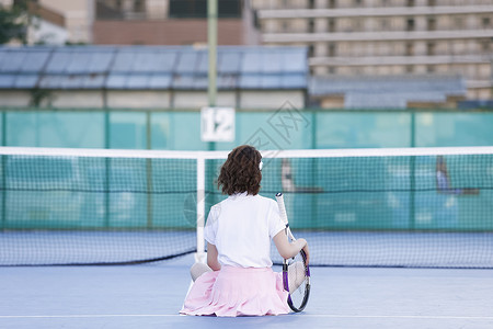 白天1个人运动网球场的女人图片
