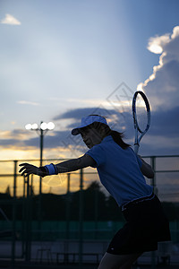 敲击挥手运动服打网球的女人图片