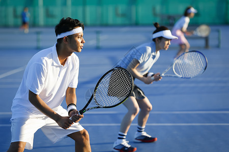 户外网球场男女双打的网球选手图片