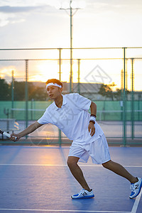 穿着运动装打网球的青年男性图片