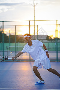 日落夕阳室外打网球的网球选手图片