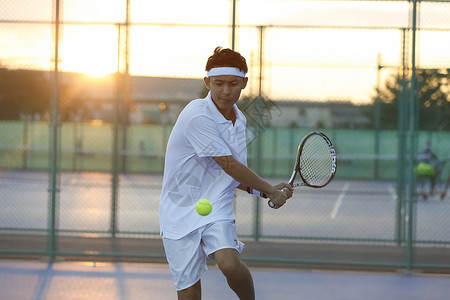 室外穿着运动装打网球的男性图片