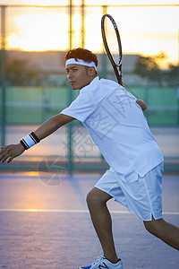 穿着运动装打网球的男性图片