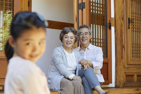 地板老人户外的祖父祖母孙女图片