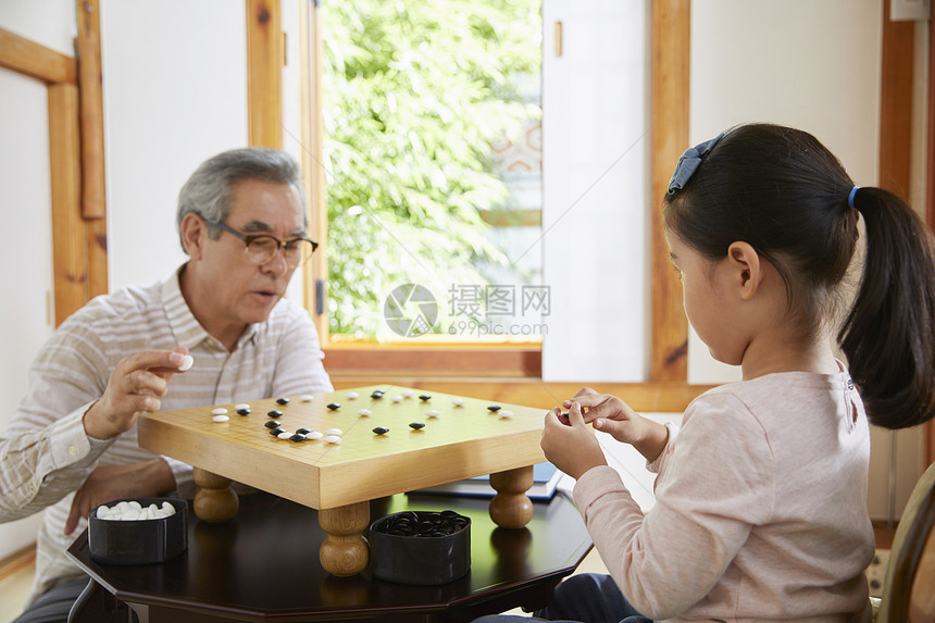 爷爷陪伴孙女下围棋图片