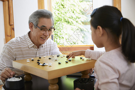 爷爷和孙女下围棋图片