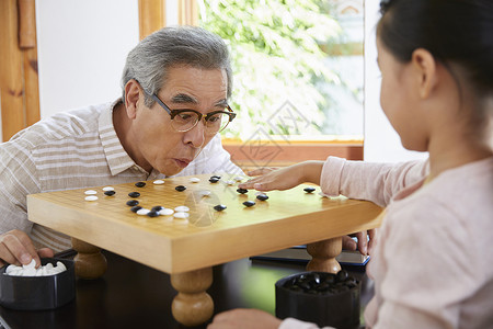 爷爷和孙女下围棋图片