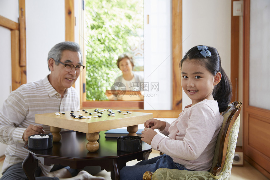 爷爷和孙女下围棋图片