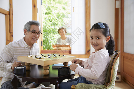 爷爷和孙女下围棋图片