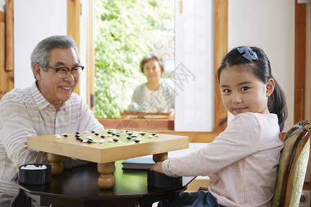 爷孙女下围棋图片