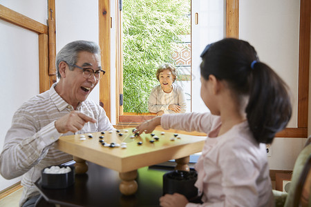 正在下围棋的祖孙二人图片