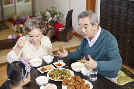 老年夫妇和孙女一起吃饭图片