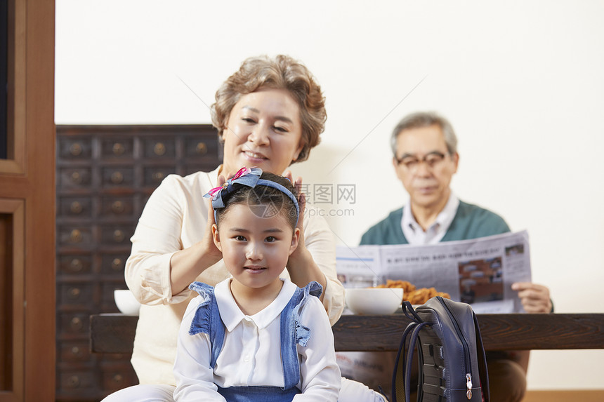 韩国人韩国微笑祖父祖母孙女图片