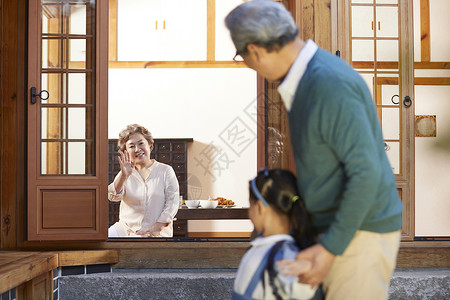 祖父孙女和奶奶挥手告别背景图片