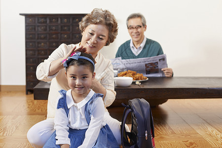 成年男子迷笛桌子祖父祖母孙女图片