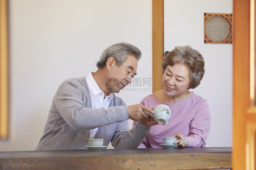 打破茶杯安慰祖父祖母老夫妇图片