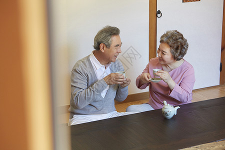 幸福的老年夫妇喝茶图片