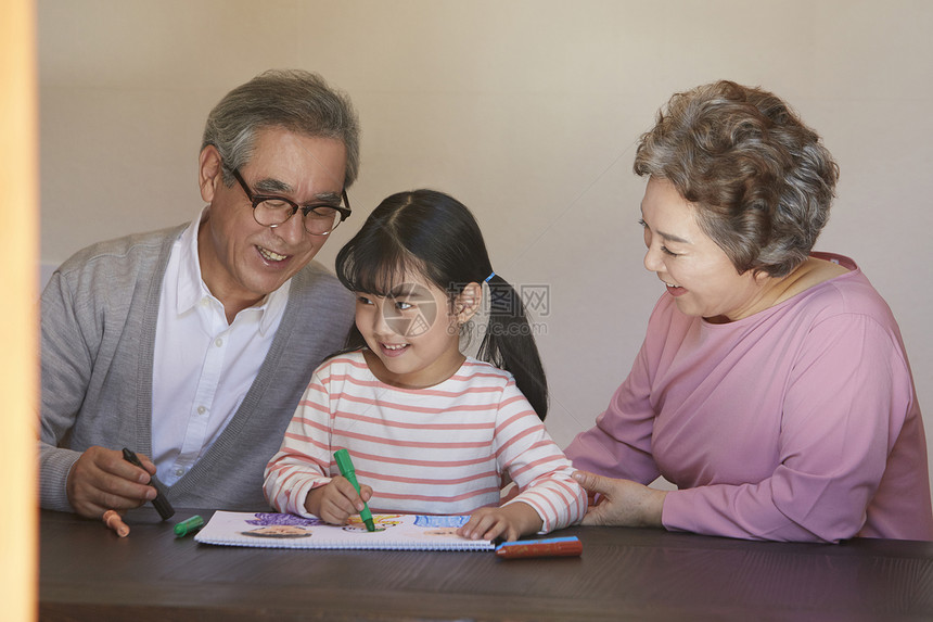 会话绘画坐祖父祖母孙女图片