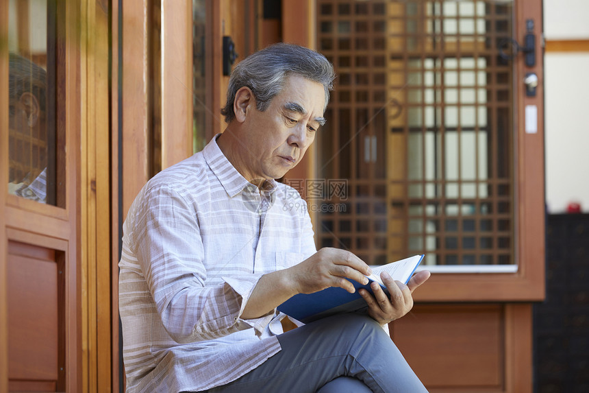 祖父成年男子打破爷爷正在读书图片