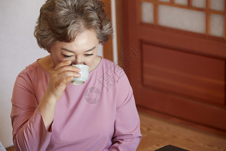 奶奶在喝茶图片