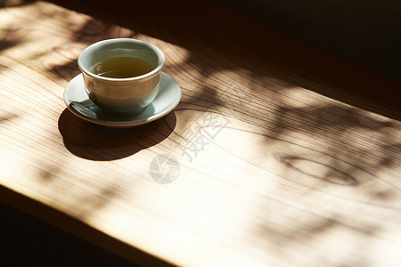 桌上的茶杯背景图片