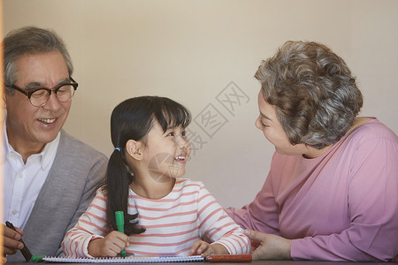 祖孙三人一起开心的学画画图片