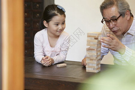 小孙女和祖父母一起玩耍背景图片