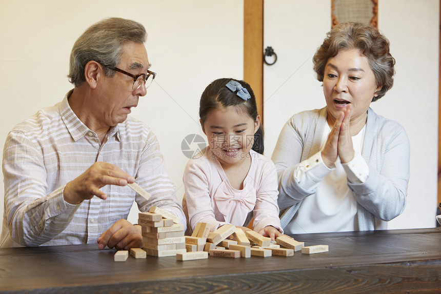 小孙女和祖父母一起玩耍图片
