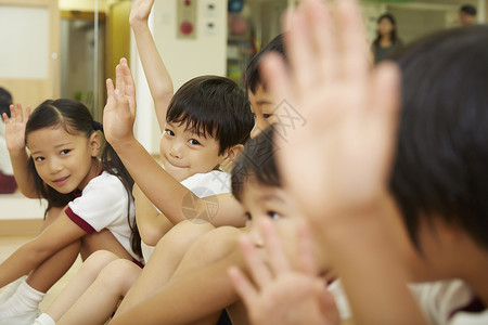 幼儿园儿童年轻的女孩小孩孩子们在体育课教学教学故事图片