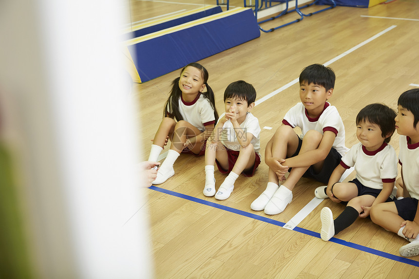 女生全身指导孩子们在体育课教学教学故事图片