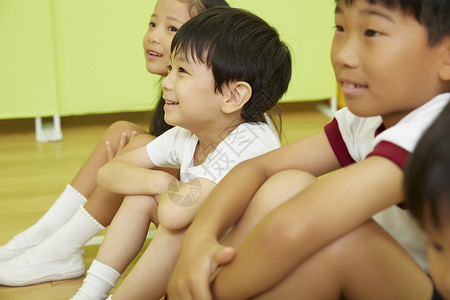 男户内女孩们孩子们在体育课教学教学故事图片