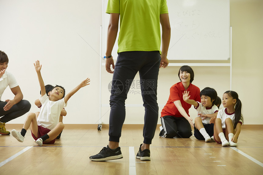 学校体操课堂的助教和孩子们图片