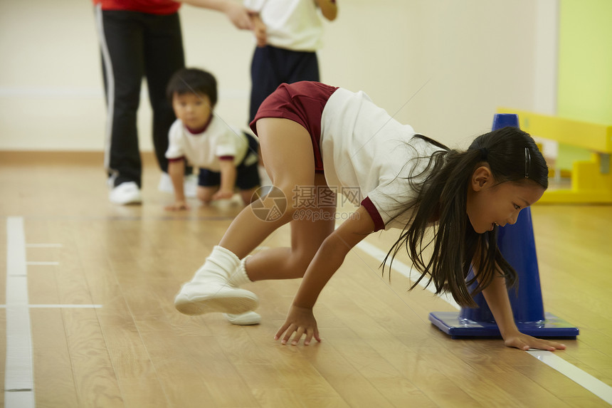 体育课堂运动的小女孩图片