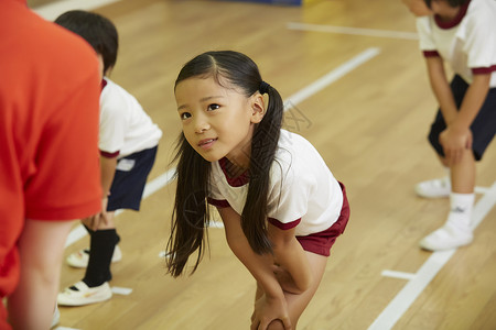 体操课堂拉伸运动的小女孩图片