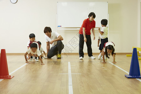 室内体育馆指导学生锻炼运动的教师图片