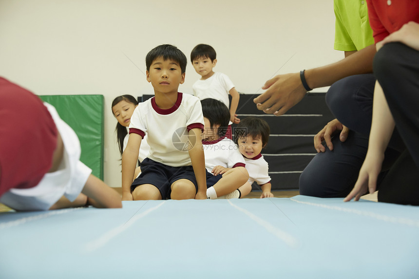 在垫子上锻炼的孩子们图片