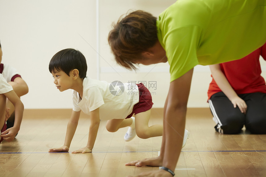 体操课堂培训孩子的教师图片
