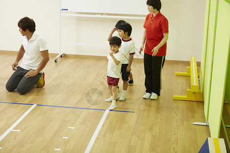 体操课堂指导孩子运动的教练图片