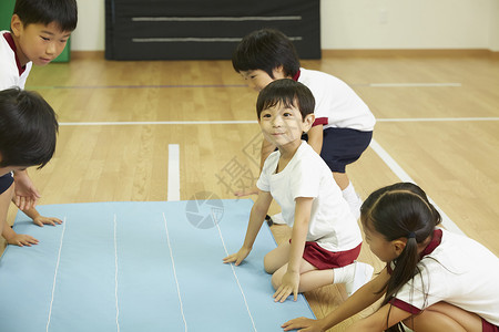 室内体育馆运动垫上的孩子们图片