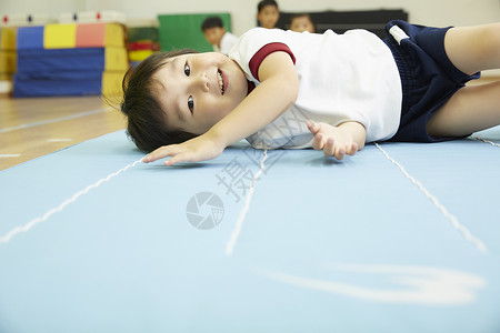 躺在垫子上的小男孩图片