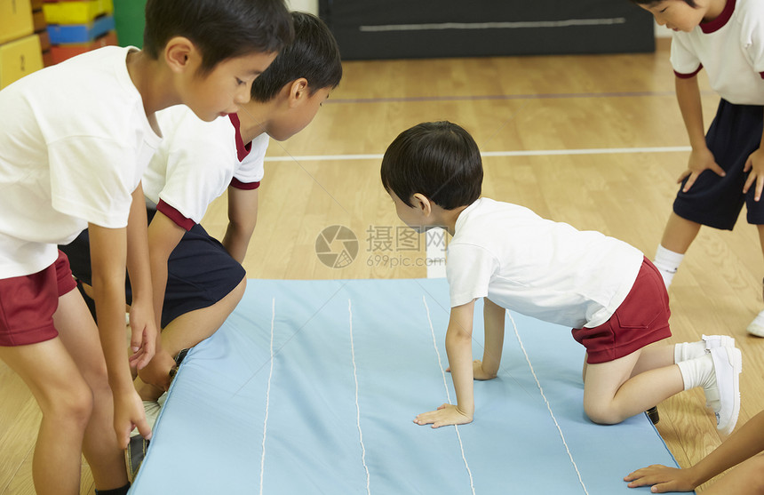 室内体育馆准备垫子运动的学生图片