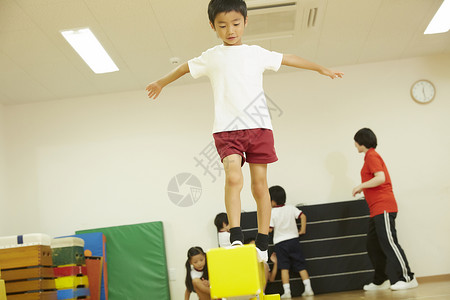 站在平衡木上的小男孩图片