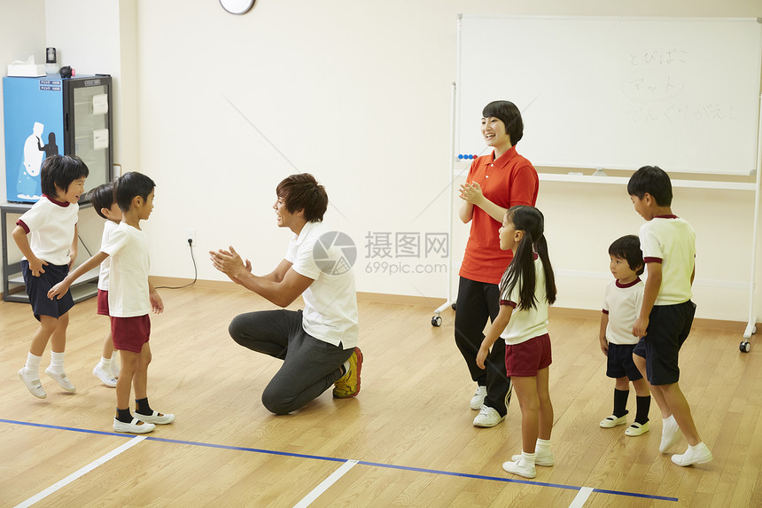 室内体育馆上课的学生和教师图片