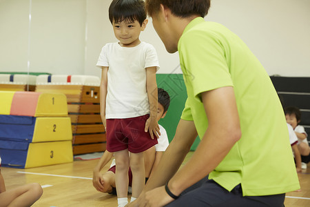 体操教室指导孩子姿势的教练图片