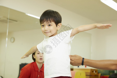 体操教室站在平衡木上的小男孩图片