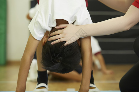 体操课堂锻炼的小孩背景图片