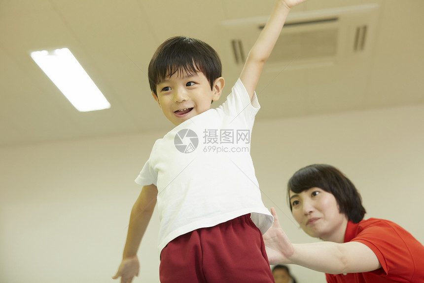 体操教室指导儿童姿势的老师图片