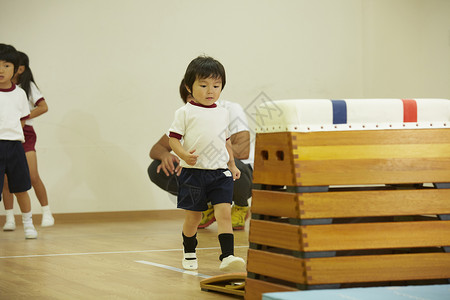 体操课堂学习跳箱的儿童图片